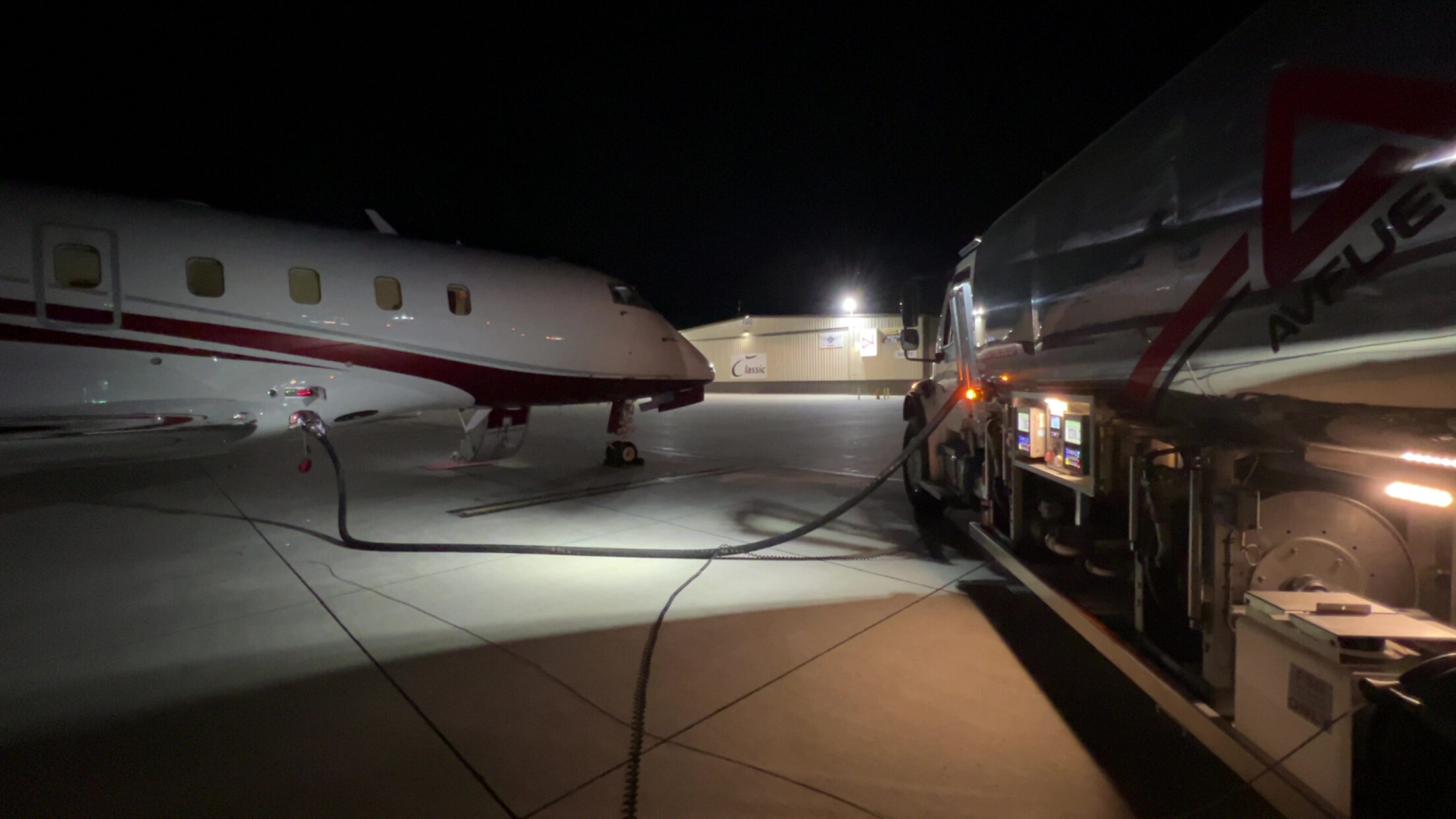 Heated hangar and de-icing services
